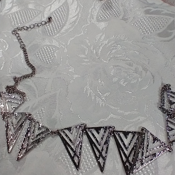 Triangle silver tone women's necklace - Picture 4 of 7